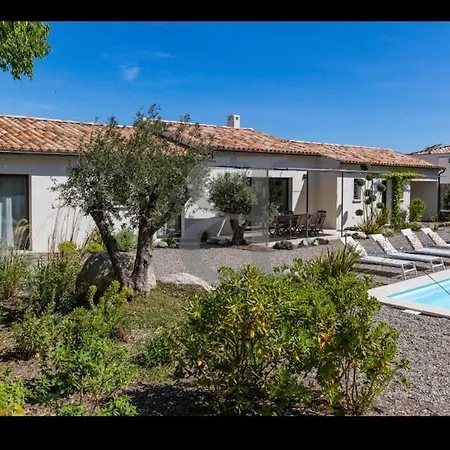 Au Pied Des Alpilles 3